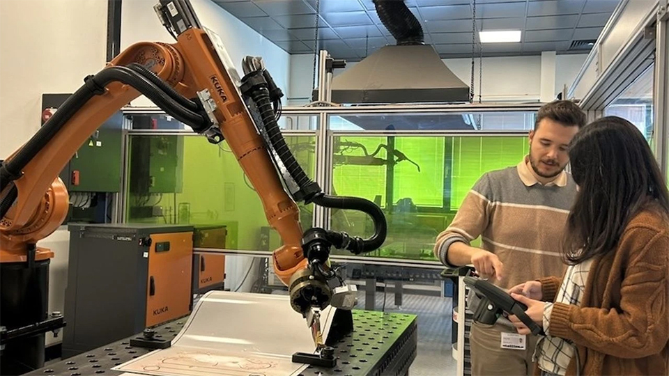 Mercedes-Benz training centers prepare our industry employees for the future… Mercedes-Benz training centers prepare our industry employees for the future…